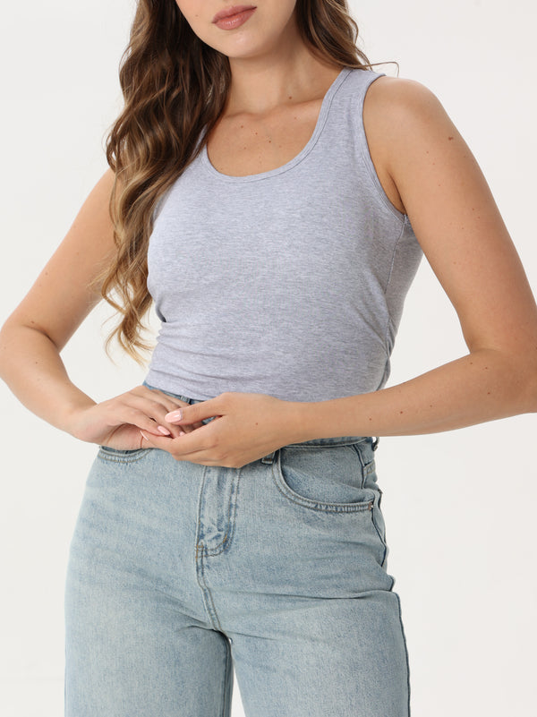 Fitted T-shirt with wide straps and an opening at the back