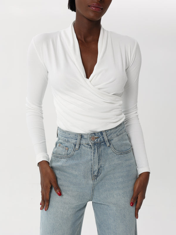 T-shirt with a V-neckline and side ruffles | T-shirt | W DE MODA