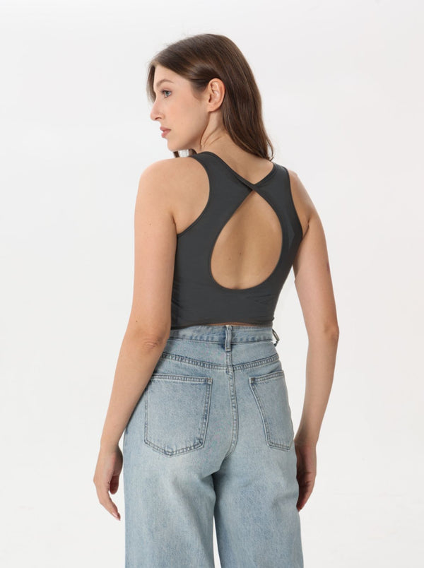 Fitted T-shirt with wide straps and an opening at the back