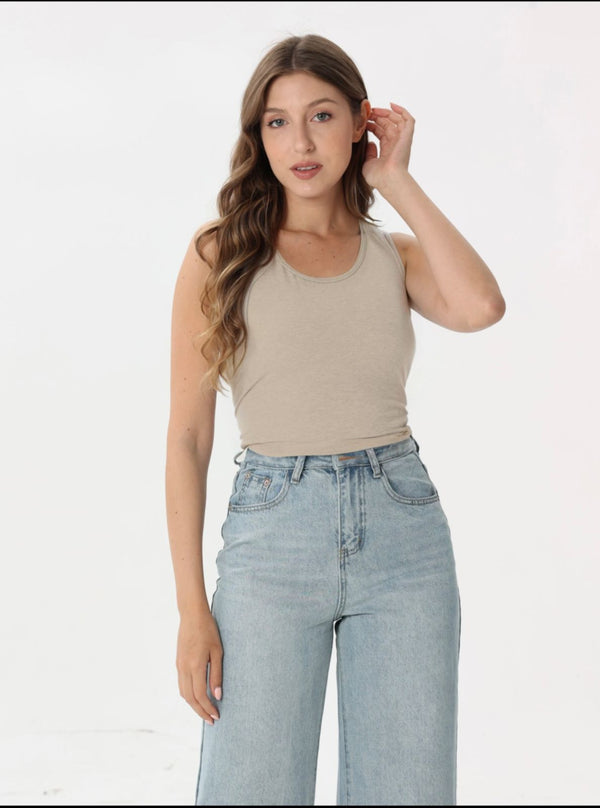 Fitted T-shirt with wide straps and an opening at the back