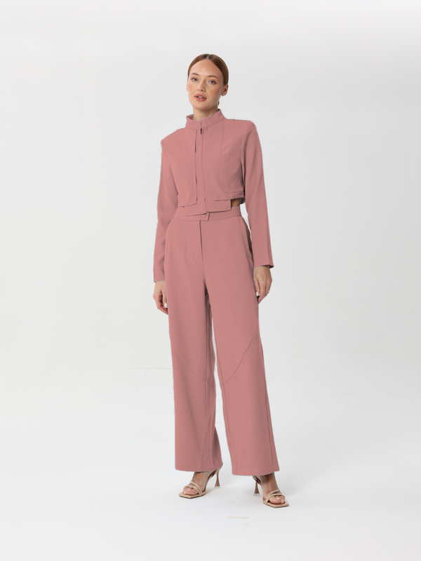 Two-piece set in one color with a short jacket and long sleeves | set | W DE MODA