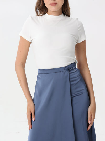 Plain T-shirt with round neck and short sleeves