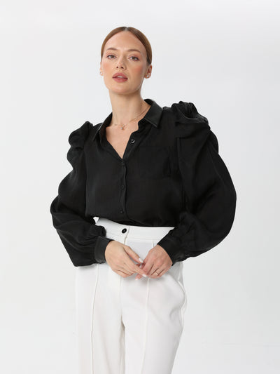 Organza blouse with leather collar, cuffs and ruffles at the shoulder | Blouse | W DE MODA