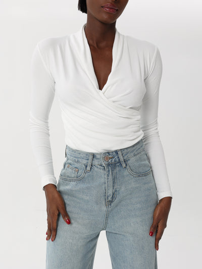 T-shirt with a V-neckline and side ruffles | T-shirt | W DE MODA