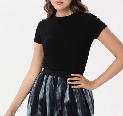 Plain T-shirt with round neck and short sleeves