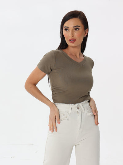 Plain V-neck T-shirt with ruffles on the sides | T-shirt | W DE MODA