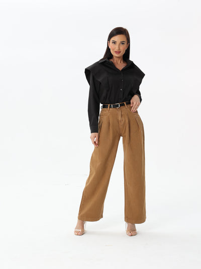Shirt with prominent and wide shoulders