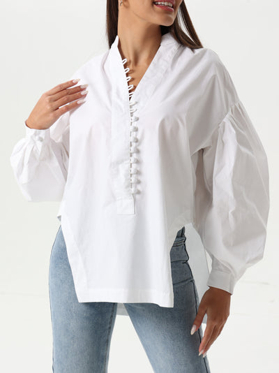 Loose shirt with wide buttons in the front and a V opening