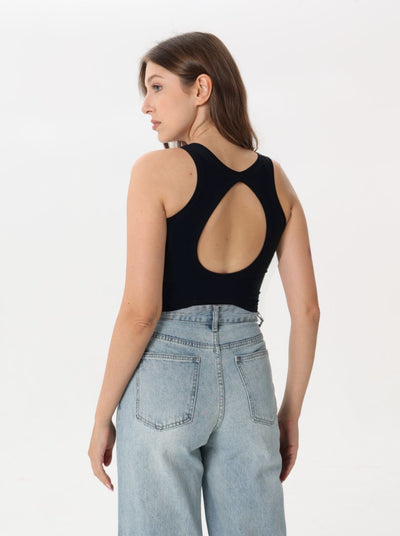 Fitted T-shirt with wide straps and an opening at the back