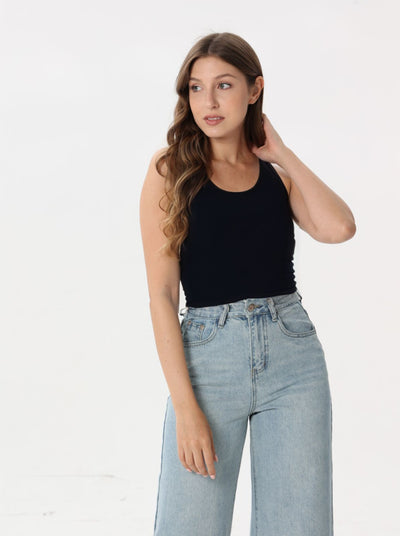 Fitted T-shirt with wide straps and an opening at the back
