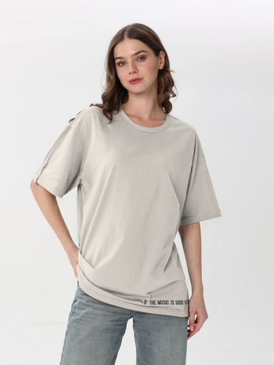 Free size T-shirt with embroidery at the bottom